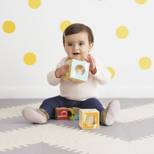 Mata Playspot Grey Cream GEO Skip Hop-3 Jak przygotować bezpieczną przestrzeń dla dziecka?